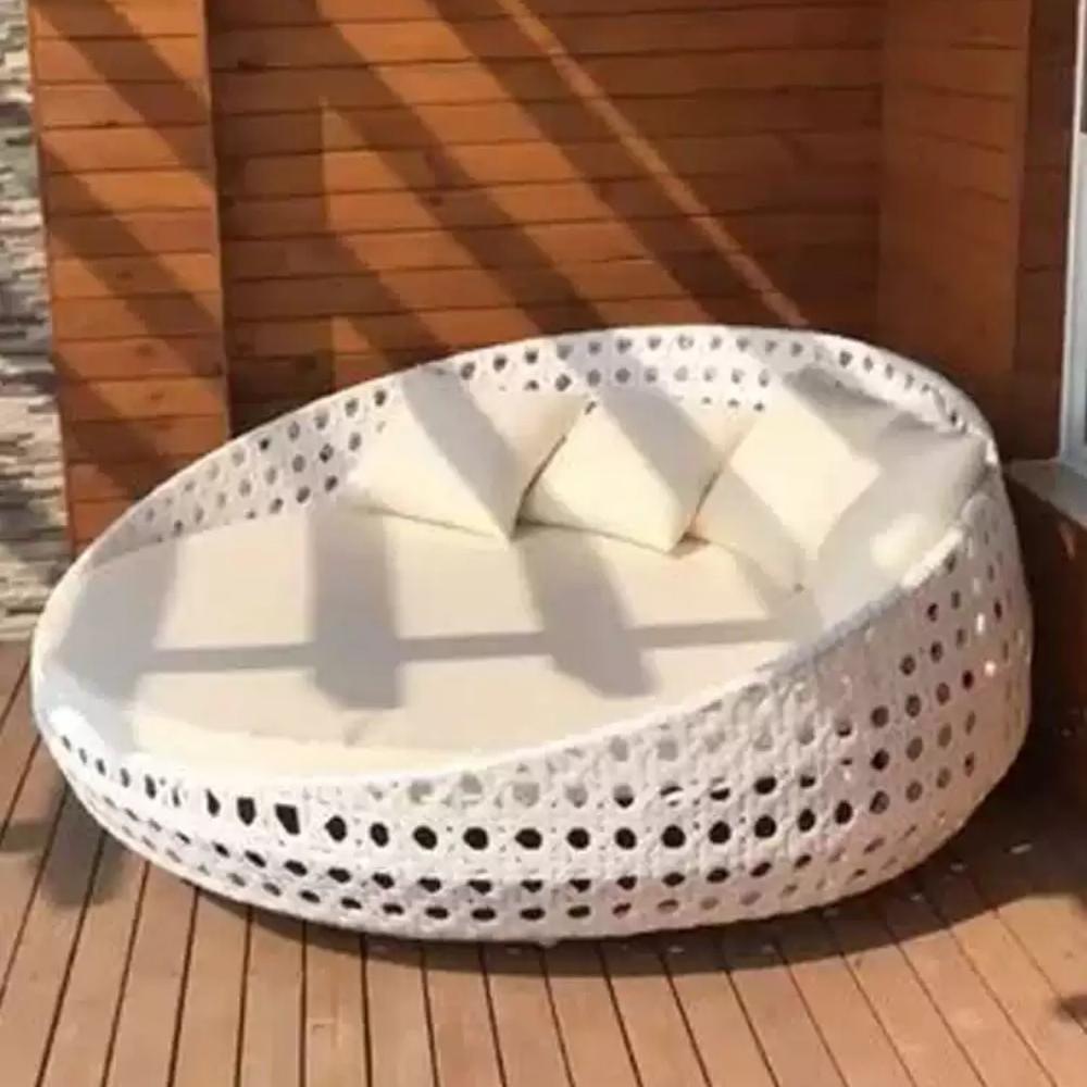 Luxurious White Wicker Daybed with Plush Cushions