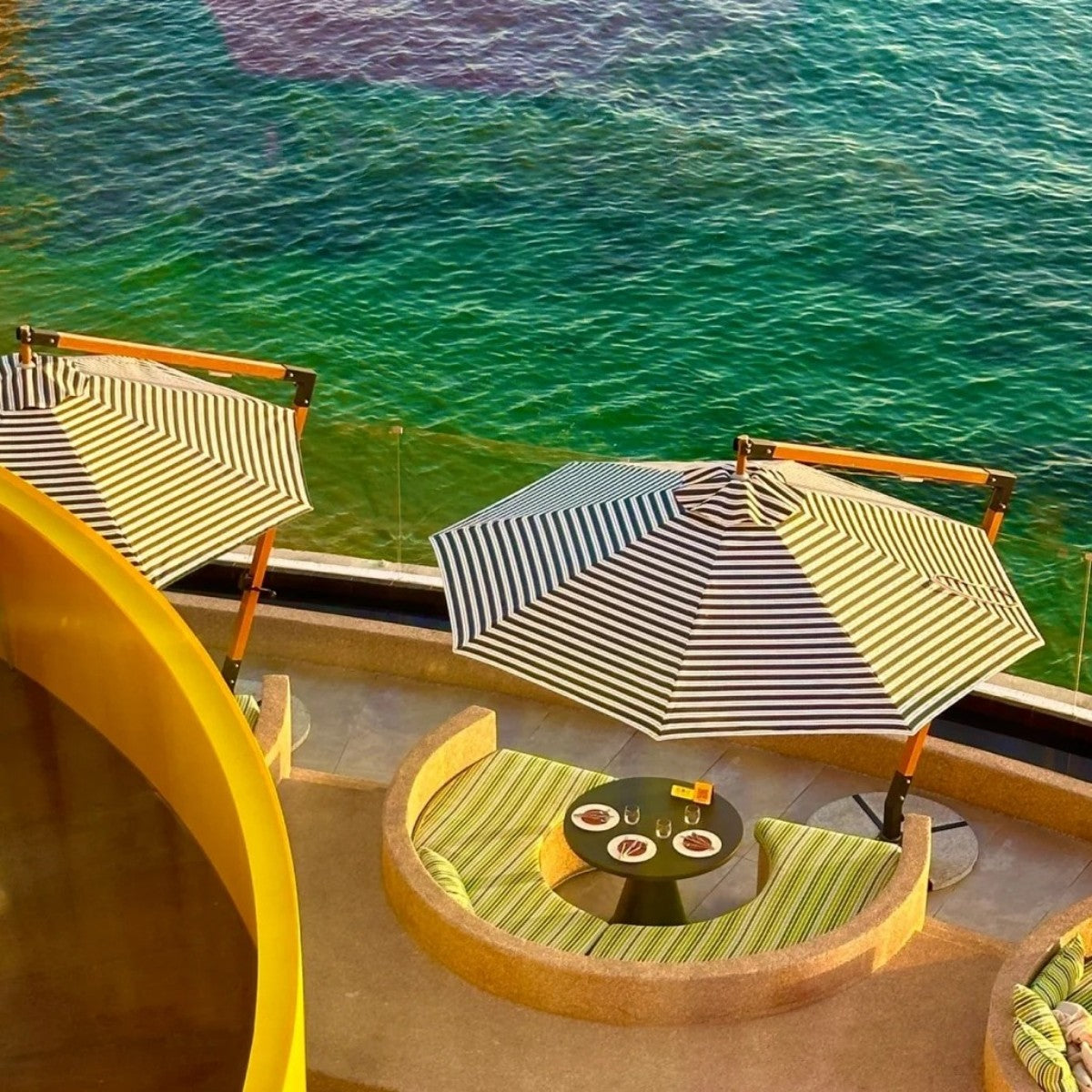 10FT Striped Cantilever Patio Umbrella with UV-Resistant Canopy