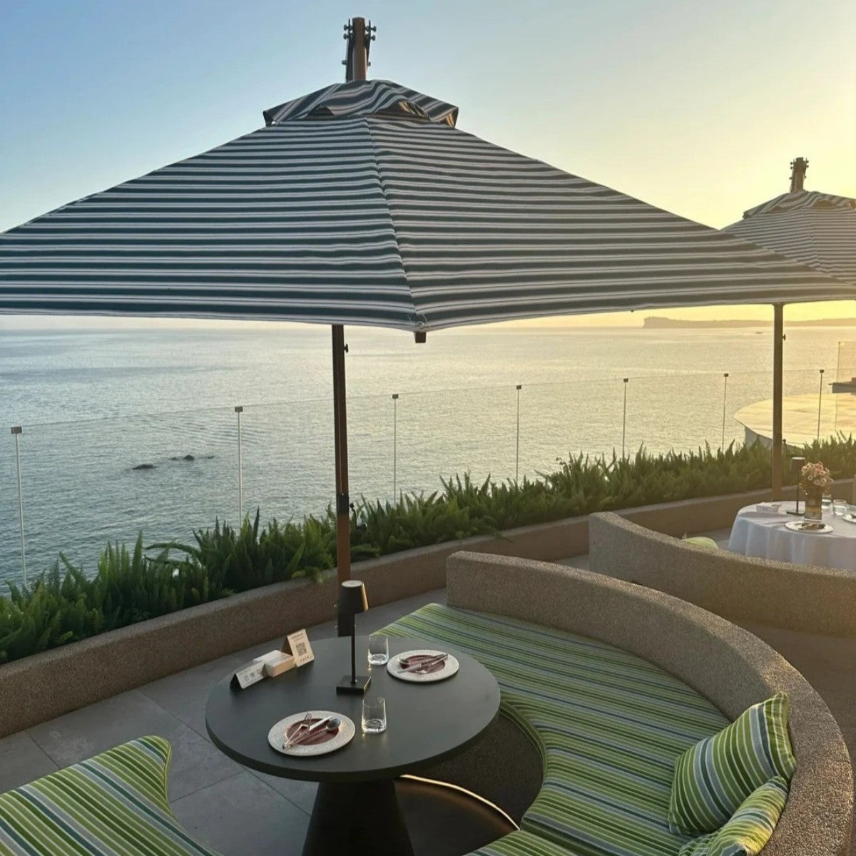 10FT Striped Market Patio Umbrella with UV-Resistant Canopy